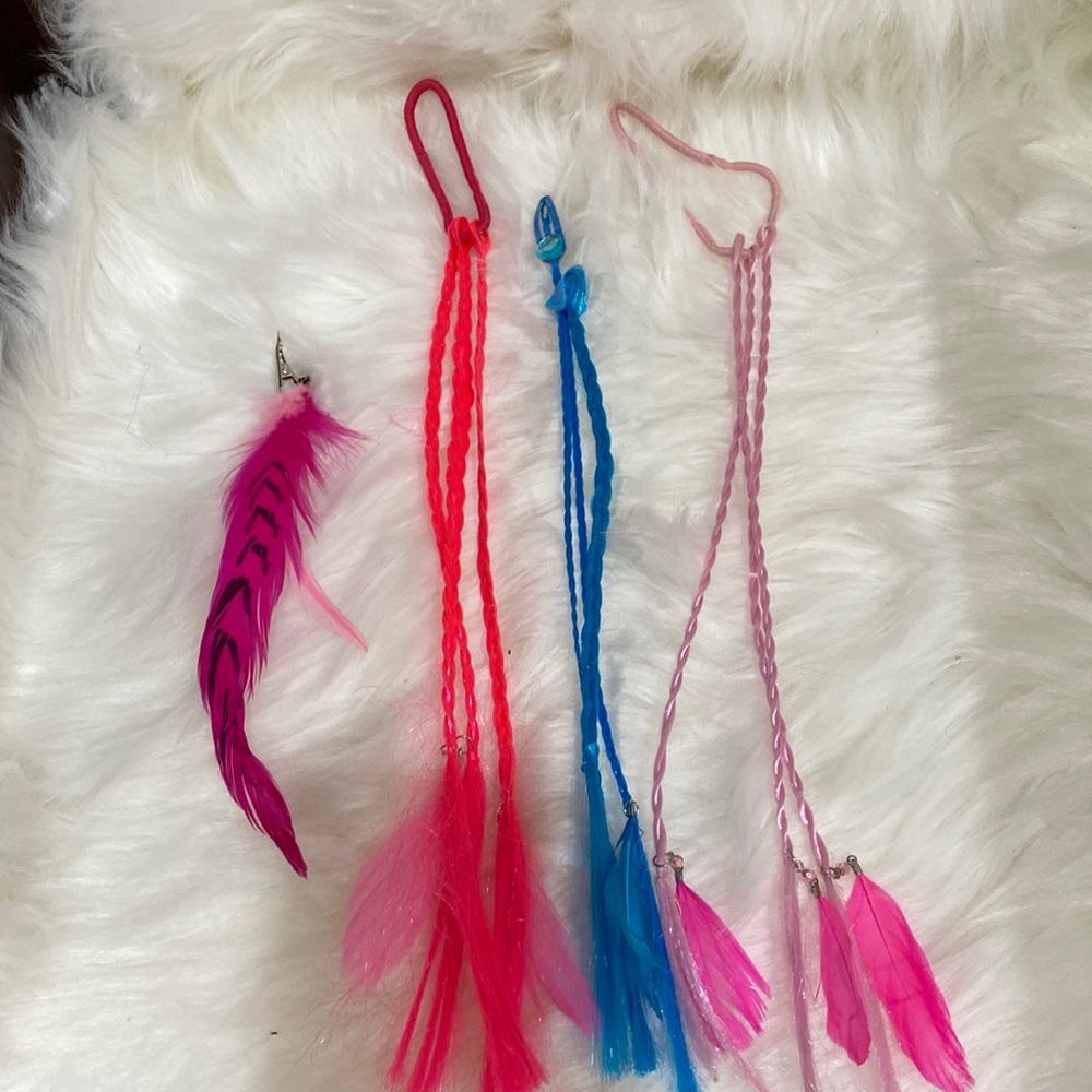 Features hair clips and hair tie pink blue